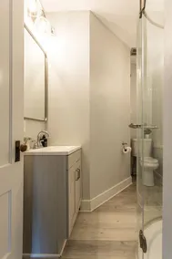 Raspberry Inn · Classic Riverfront Home-Mins to Woodstock & Skiing - Image 4