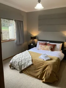 Private home on large block with gorges mountain views - Image 2