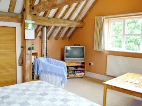 2 bedroom accommodation in Whitminster - Image 5
