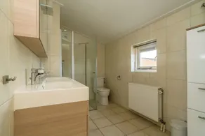 Luxus Ferienhaus mit vollständig geplatteter Terrasse an der Wasserseite. Unter der Terrassen-Überda - Image 2