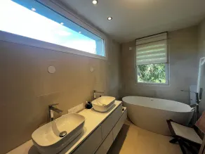 Au Coeur du Golf de Massane Villa Contemporaine Climatisée Avec Piscine - Image 2