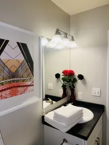 Spacious 2BR Apartment w/ Balcony • Free Parking • Near UPMC - Image 2