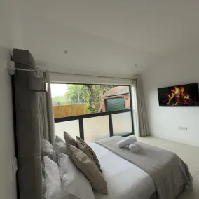 Modern Bungalow, private gated entrance and garden. - Image 4