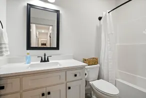 Brand New Cool Comfy Lawrence Retreat 3 Bedroom Duplex - Image 3