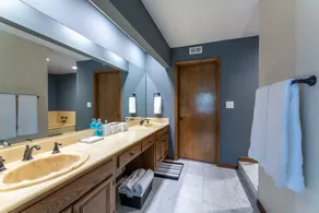 Luxury Condo in Prime Location! Close to Shopping and Beaches. - Image 2