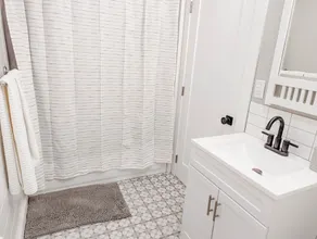 Downtown Historic Bungalow- Pet friendly fully fenced backyard - Image 4
