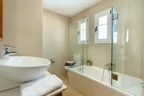 Villa luxueuse avec vue panoramique, multiples terrasses et grande piscine - Image 4