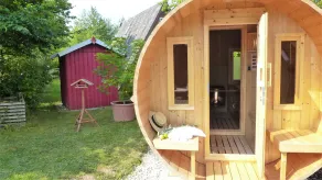 Eichhörnchen-In der Natur zuhause-Haus mit Klimaanlage und Fass-Sauna im Garten - Image 2
