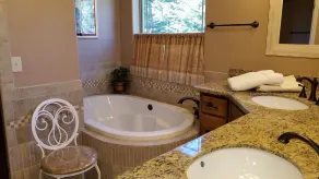 Woodlands Chalet: Forest, Luxury, Parking, Bedrooms w/ Ensuite Bathrooms, CLEAN - Image 4