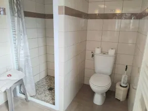 Charming Renovated Cottage with Terrace, Garden & WiFi - 3 Bedrooms, Sleeps 6 - Image 4