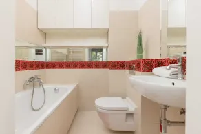Bright Apartment for 4 People | Near the Park & Underground Station - Image 3