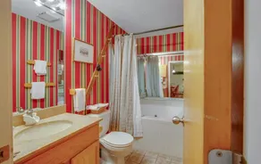 Luxurious MTN Retreat - On site Spa & Pool. - Image 4