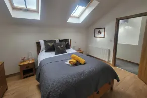Cottage Sleeps 5 With Hot Tub and Parking - Image 5