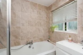 Spacious 4-Bedroom Family Home Sleeps 8 - Image 2