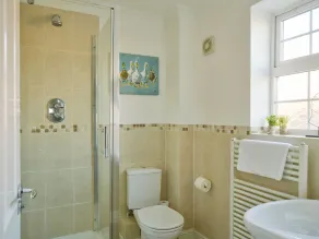 Curb Properties - Gorgeous 3 Bedroom House Close To Town Centre - Image 3