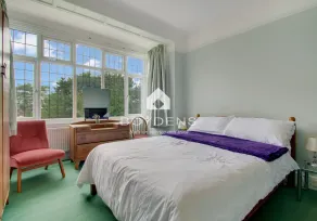 Located in one of the popular Frinton Avenues within walking distance of shops, cafes and beaches - Image 3