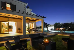 Villa neuve avec piscine privée et vue panoramique sur les montagnes et la mer - Image 5