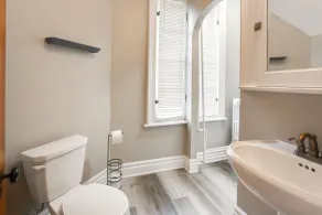 2 Bed/1 Bath Apartment, Fully Stocked Kitchen, Spacious, Premium City Location - Image 2