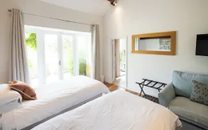 Deer Cottage at Rowden Manor - Sleeps 5 & Parking - Image 3