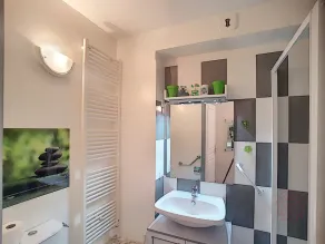 Beautiful AC 1BR Apartment 400m from Center, WiFi, Pets Allowed - Image 2