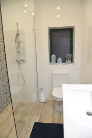 Modern 3 bedroom apartment with communal pool Sleeps 8 - Image 5