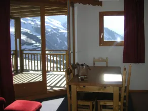 Bright, well-equipped 3-room apartment with 2 bathrooms and parking space - Image 3