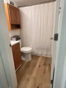 * SÆRLIGE NYE EJERPRISER * REN Opdateret Lakeview Condo, dæk m / bord og 6 stole - Image 3