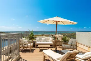 Beachfront Apartment with Balcony and Rooftop Pool - Image 2