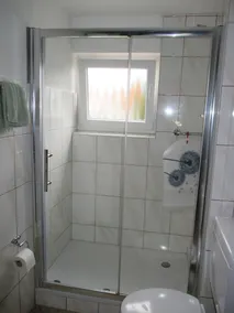 Modern apartment on the 1st floor, 3 rooms + dining area, kitchen w. Dishwasher, bathroom - Image 2