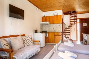 Appartement 'Marketos Maisonette 4pax' avec vue sur les montagnes, Wi-Fi et climatisation. - Image 4