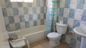 Beautiful 2-bed Apartment in Sunny Jamaica - Image 2