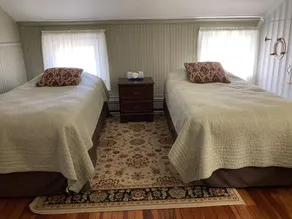 Quaint & Cozy Guest House on Main St., park & walk downtown, Wi-Fi available. - Image 4