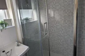 2 Bed Chalet - Sleeps 5 - Free Parking - Tv - Image 2