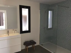 4 chambres et 4 salles de bain, à 150 mètres de la plage, piscine privée, barbecue - Image 2