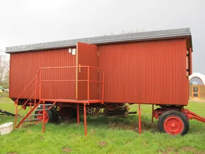 Husvagn 5, höger sida, ett rum med en säng - Husvagnar i Wangeliner trädgård med sommarkök - användningsområden - Image 5