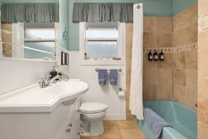 Luxury 4 bd/3ba Family Home near Ocean, Airport,  & Seattle XL yard w/sportcourt - Image 5