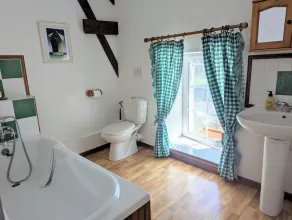 Moderne låve konvertering med fælles udendørs opvarmet pool og græs tennisbane - Image 4
