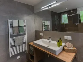 Apartment, shower or bath, toilet, good as new - Image 2