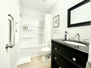 Centrally Located Townhouse! Spacious 4 BR Near Beaches and Downtown. - Image 5