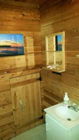 Linda y acogedora cabaña de madera ubicada en una zona boscosa privada entre 2 playas de arena - Image 3