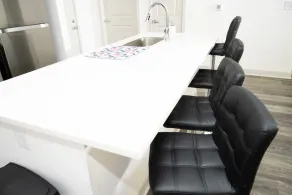 Regal Apt with King & Queen Bed for Long-Term Stay - Image 4