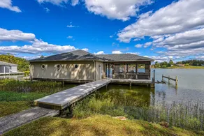 Beautiful lakefront home with fireplace, deck, central AC, & washer/dryer - Image 5
