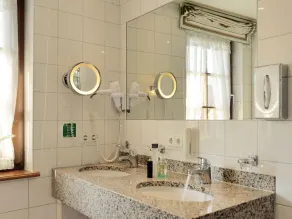 Kornberg junior suite with balcony, 28 sqm, bathroom with rain shower - Image 3