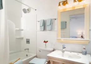 Nouveau!  King BR, cuisine, A / C, Wi-Fi, parking, cheminée, Walk to All - Image 3