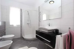 Holiday apartment with balcony and air conditioning - Image 3