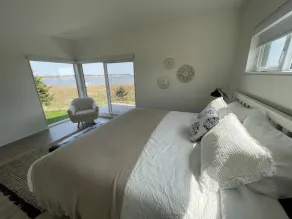Ocean Front, Modern Cottage With Access To Cove- Minutes to Victoria By The Sea - Image 5
