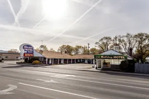 Holiday Motel - Image 4