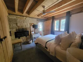 Romantic Stone Cottage Overlooking Pond. 5mins to Town - Image 3