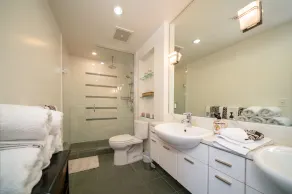 Vraiment impressionnante 18e 2BR Superficie / 2BA W / Vues sur l'océan à couper le souffle! - Image 2