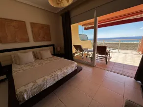 Large terrace, views of the beach, sunny, free Wifi, spacious and comfortable - Image 4